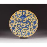 GROßE PLATTE MIT FÜNFKRALLIGEM DRACHEN China, 19. Jh. Porzellan, unterglasurblaue Malerei. D. 33,6
