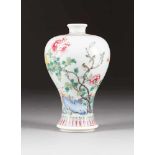 VÄSCHEN MIT GARTENSZENE China, 19./20. Jh. Porzellan, polychrome Aufglasurbemalung. H. 17,5 cm.