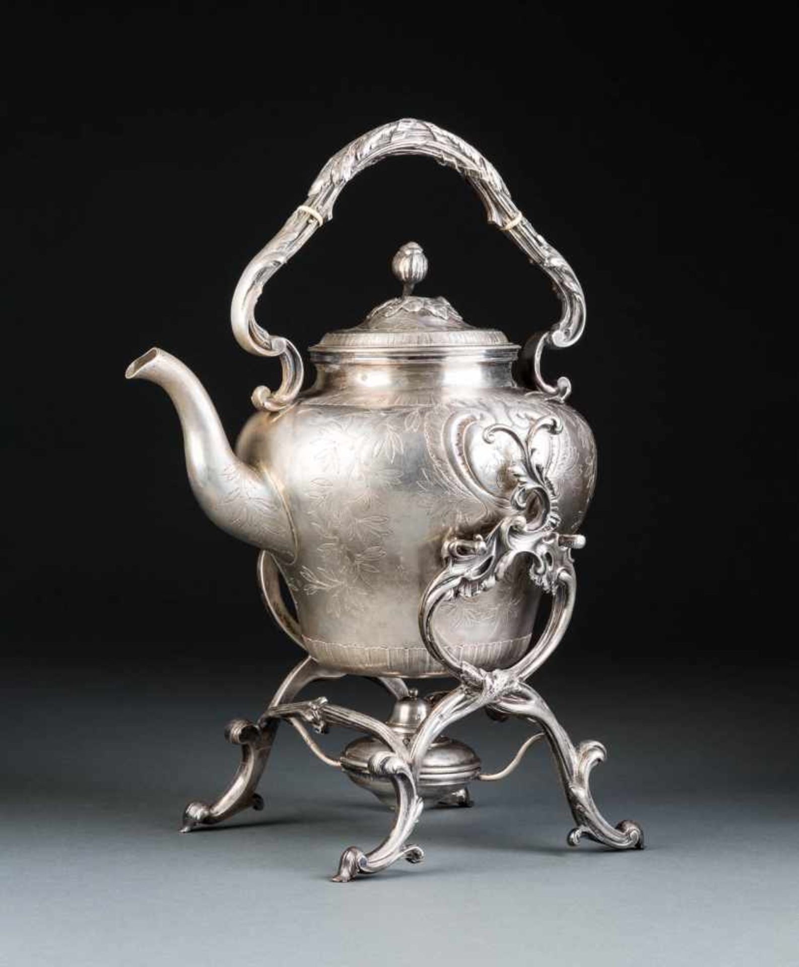 GROSSE TEEKANNE MIT STÖVCHEN IM ROKOKO-STIL Frankreich, Paris, Louis Aucoc, um 1850 Silber. H. 39,