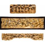 DREI RELIEFS China, 20. Jh. Holz, geschnitzt, Goldstaffage. 12,3 cm x 35,3 cm bis 83,5 cm x 12,4 cm.