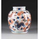 IMARI-INGWERTOPF China, 19. Jh. Porzellan, Imari-Malerei, Goldstaffage. H. 23,6 cm. Im Boden