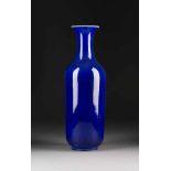 KÖNIGSBLAUE VASE China, 20. Jh. Porzellan. H. 47,2 cm. Altersgemäße Gebrauchsspuren. Provenienz: