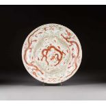 GROßE SCHALE MIT DRACHENDEKOR China, Ming-Stil, wohl 19. Jh. Porzellan, polychrome