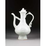 KANNE MIT DRACHENDEKOR China, Yuan-Stil, wohl 19. Jh. Keramik, Selando-Glasur. H. 31,5 cm.