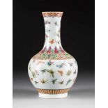 FEINE VASE MIT SCHMETTERLINGSDEKOR China, 19./20. Jh. Porzellan, polychrome Aufglasurbemalung,