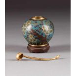 CLOISONNÉ-VÄSCHEN MIT LÖFFEL China, 18./19. Jh. Email-Cloisonné auf Bronze. H. 6,1 cm, L. ca. 9