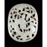 JADESTEIN MIT DRACHENDEKOR China, Qing-Dynastie Jade, geschnitzt. Ca. 4,5 cm-5,7 cm. Part. best.,