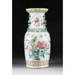 VASE MIT GLÜCKSYMBOLEN China, 19. Jh. Porzellan, polychrome Aufglasurbemalung. H. 45,4 cm.