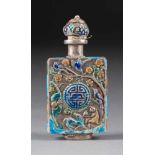 SNUFFBOTTLE MIT SCHRIFTZEICHEN 'SHOU' China, um 1900 Silber, polychromes Email-Cloisonné. H. 6,7 cm.