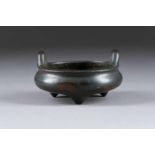 WEIHRAUCHBRENNER China, Qing-Dynastie Bronze, braun patiniert. H. 6,7 cm, D. ca. 11 cm, Gew. ca.