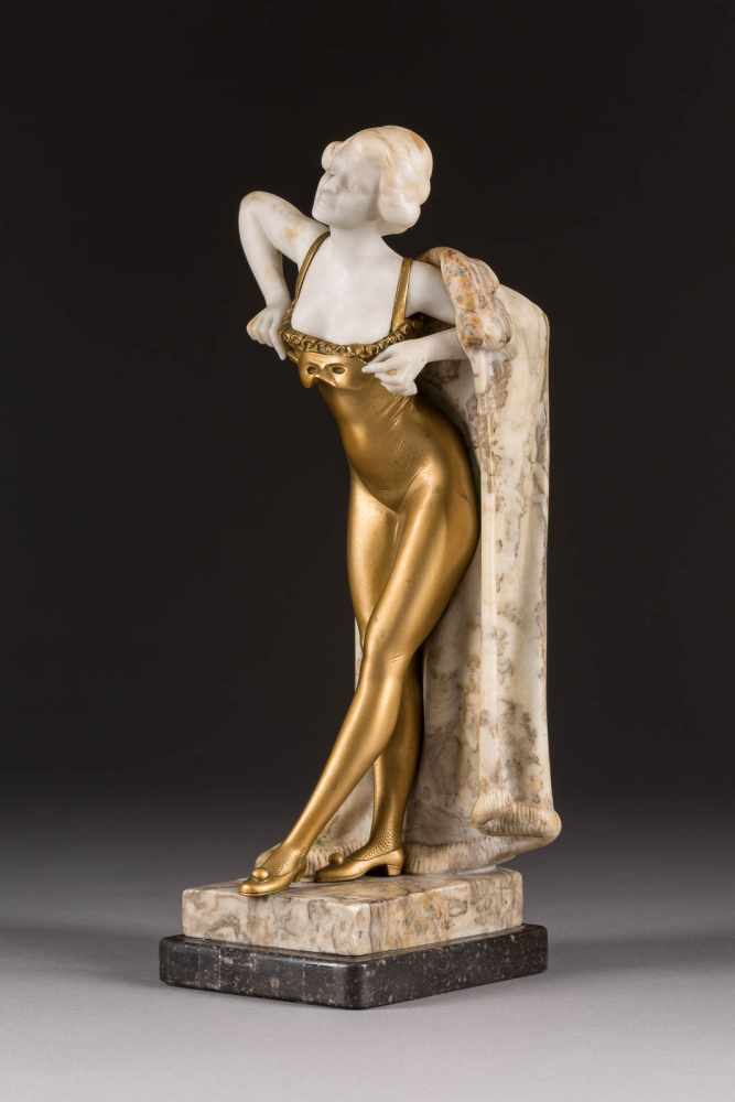 REINHARD SCHNAUDER1856 Plauen - 1923 DresdenJunge Frau als Harlekin Bronze, vergoldet, Alabaster,