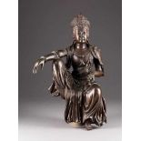 SITZENDER GUANYIN Wohl China, 20. Jh. Bronze, braun patiniert. H. 60,5 cm. Korrosionsspuren,