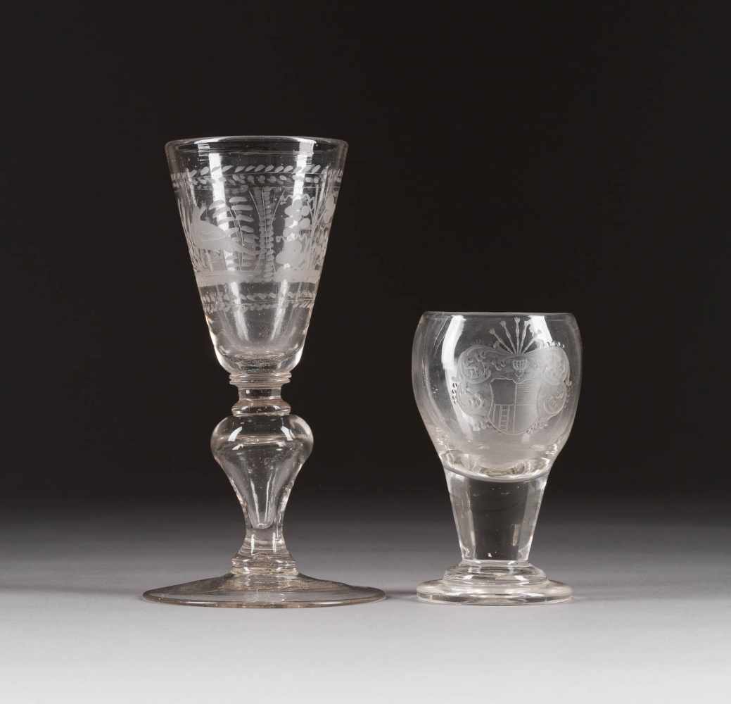 POKAL UND WAPPENBECHER Niederlande bzw. Schlesien, 18./19 Jh. Dickwandiges, transparentes Glas mit