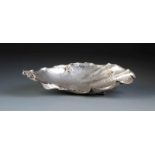 GROSSE MUSCHELSCHALE Italien, Mailand, nach 1968 Silber, gegossen, kleine Schmucksteine. L. 37,1 cm,