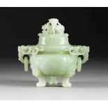 RÄUCHERGEFÄß MIT DEKOR VON FABELWESEN China, 19./20. Jh. Jade. H. ca. 14 cm. Part. min. best.,