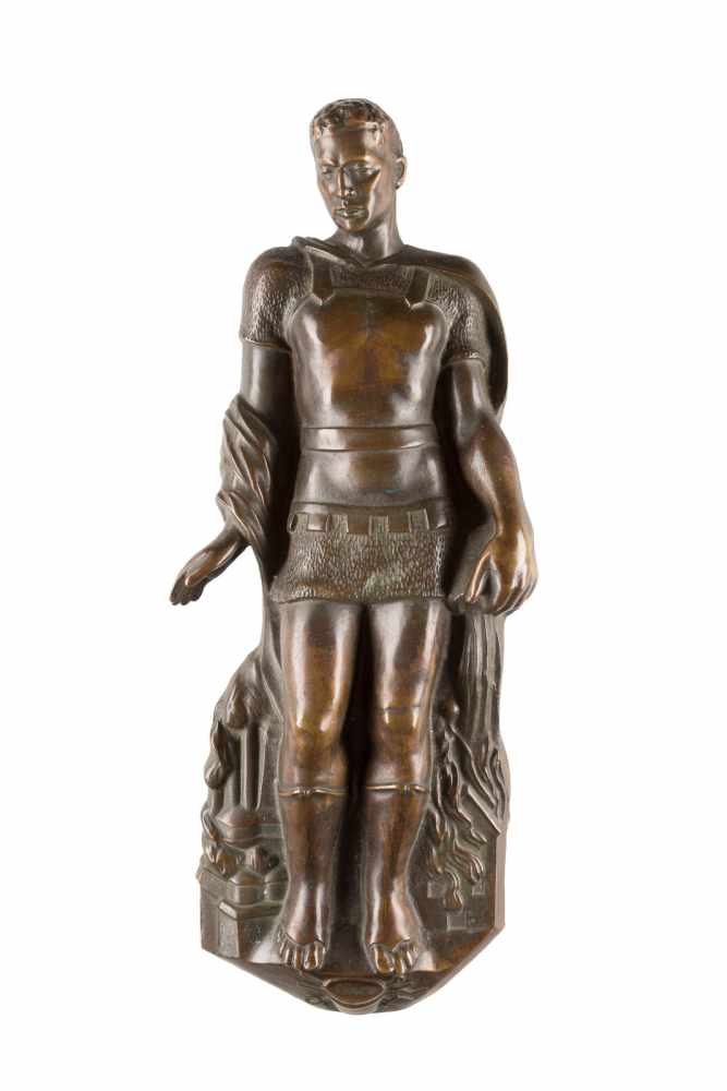 DEUTSCHER BILDPLASTIKERTätig im 20. Jh.Römischer Legionär Bronze, braun patiniert. H. 53,5 cm.