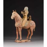 REITER AUF DEM PFERD China, Tang-Dynastie Ton, farbig gafasst. H. ca. 41 cm. Alte