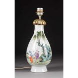 VASE MIT FIGÜRLICHEM DEKOR China, um 1900 Porzellan, polychrome Aufglasurbemalung. Ges.-H. ca. 40