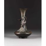 VASE MIT DEKOR VOM WASSERVOGEL Japan, um 1900 Bronze, dunkel patiniert. H. ca. 31 cm. Im Bodem