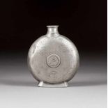 FLACHMANN Griechenland, datiert 1895 Zinn, graviert. H. 13 cm, B. 10,5 cm. Auf leicht erhöhtem