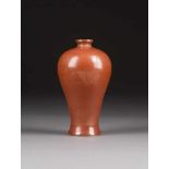 KLEINE MEIPING-VASE China, wohl 19. Jh. Porzellan, Boden mit craquelierter Glasur. H. 14,4 cm. Min.