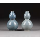 PAAR VÄSCHEN IM DOPPELKÜRBISFORM China, 20. Jh. Porzellan. H. 13,5 cm-13,7 cm. Eine Vase im Boden