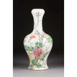 VASE MIT PFINGSTROSEN China, 19./20. Jh. Porzellan, polychrome Aufglasurbemalung. H. 41,8 cm. Im