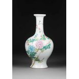 VASE MIT PFINGSTROSEN China, 19./20. Jh. Porzellan, polychrome Aufglasurbemalung. H. 34,2 cm. Im