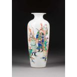 WUCAI-VASE MIT FIGÜRLICHER SZENERIE China, 18. Jh., Kangxi-Periode Porzellan, polychrome