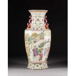 SECHSPASSIGE BODENVASE China, um 1900 Porzellan, polychrome Aufglasurbemalung. H. 60,5 cm. Feine