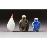 DREI SNUFFBOTTLES China, um 1900 Jade, Lapislazuli, Porzellan etc. H. 6,3 cm-8 cm. Haarrisse,