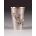 BECHER MIT DRACHENDEKOR ALS SCHIESS-PREIS MIT AUFSCHRIFT China, 1905 Silber. H. 10,8 cm, Gew. ca.