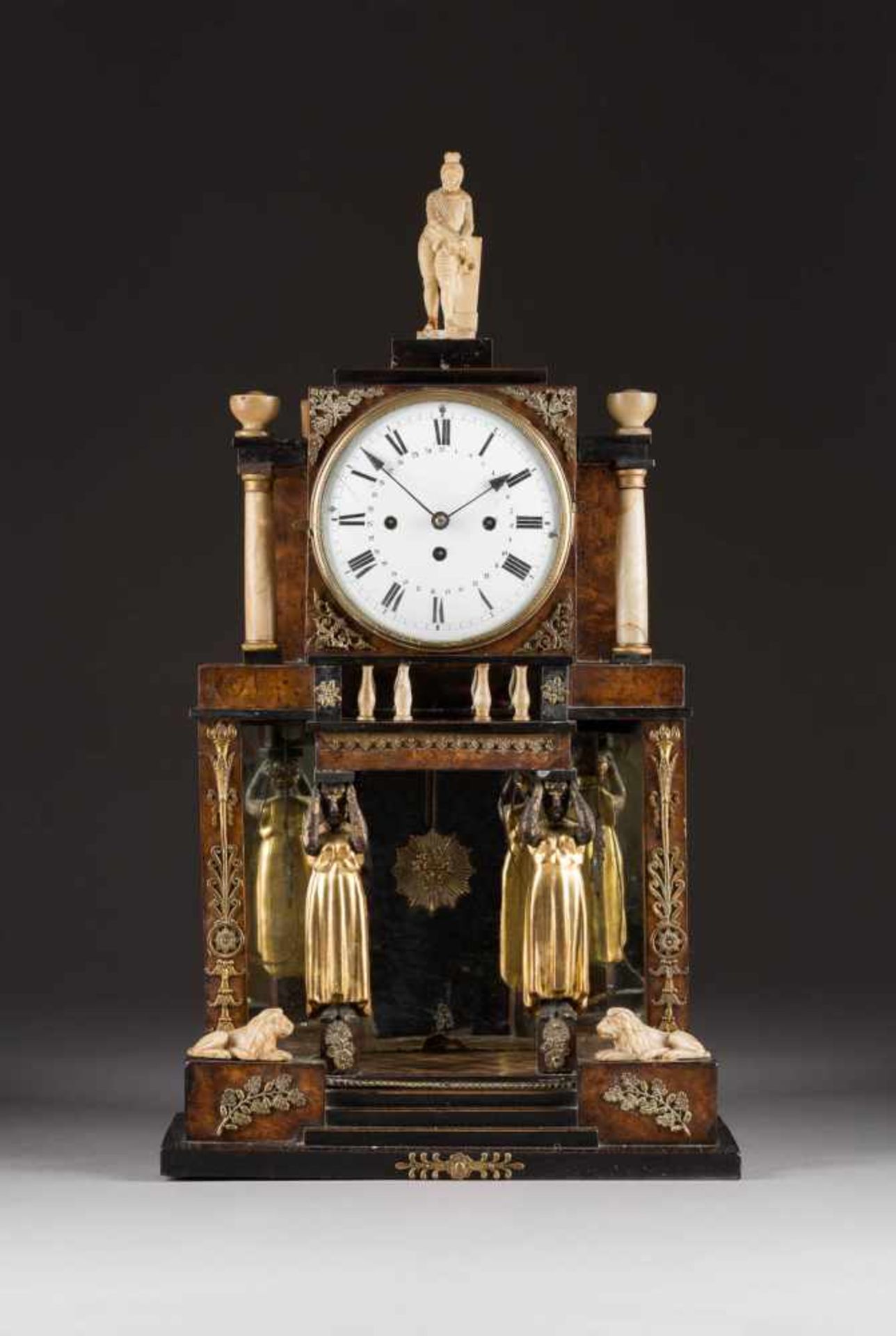 GROSSE BIEDERMEIER-UHR Wien, um 1820. Holz, furniert, teils geschnitzt und vergoldet, Alabaster,