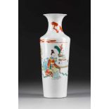 VASE MIT FIGÜRLICHER DARSTELLUNG China, um 1900 Porzellan, polychrome Aufglasurbemalung. H. 34,9 cm.