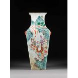 SELTENE ECKIGE VASE MIT UNSTERBLICHEN China, um 1900 oder früher Porzellan, polychrome