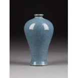 BLAUE MEIPING-VASE China, wohl 19. Jh. Porzellan, Boden mit craquelierter Glasur. H. ca. 14 cm. Min.