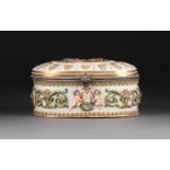 GROSSE RELIEFIERTE DECKELDOSE MIT MYTHOLOGISCHER SZENE Wohl Italien, Capodimonte, 19. Jh. Porzellan,