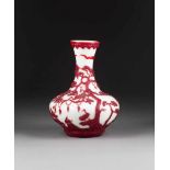 VASE MIT DARSTELLUNG VON SHOULAO China, wohl um 1900 Glas (Liaoqi). H. 24,5 cm. Im Boden