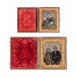 ZWEI DAGUERREOTYPIEN IM BAKELITKÄSTCHEN Deutsch, 2. Hälfte 19. Jh. Bakelit, Messingblech, vergoldet,