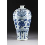 MEIPING-VASE MIT FLORALDEKOR China, frühe Ming-Dynastie Porzellan, unterglasurblaue Bemalung. H.