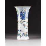 'GU'-FÖRMIGE 'WUCAI'-VASE MIT FIGURALEM UND FLORALEM DEKOR China, 18./19. Jh. Porzellan,