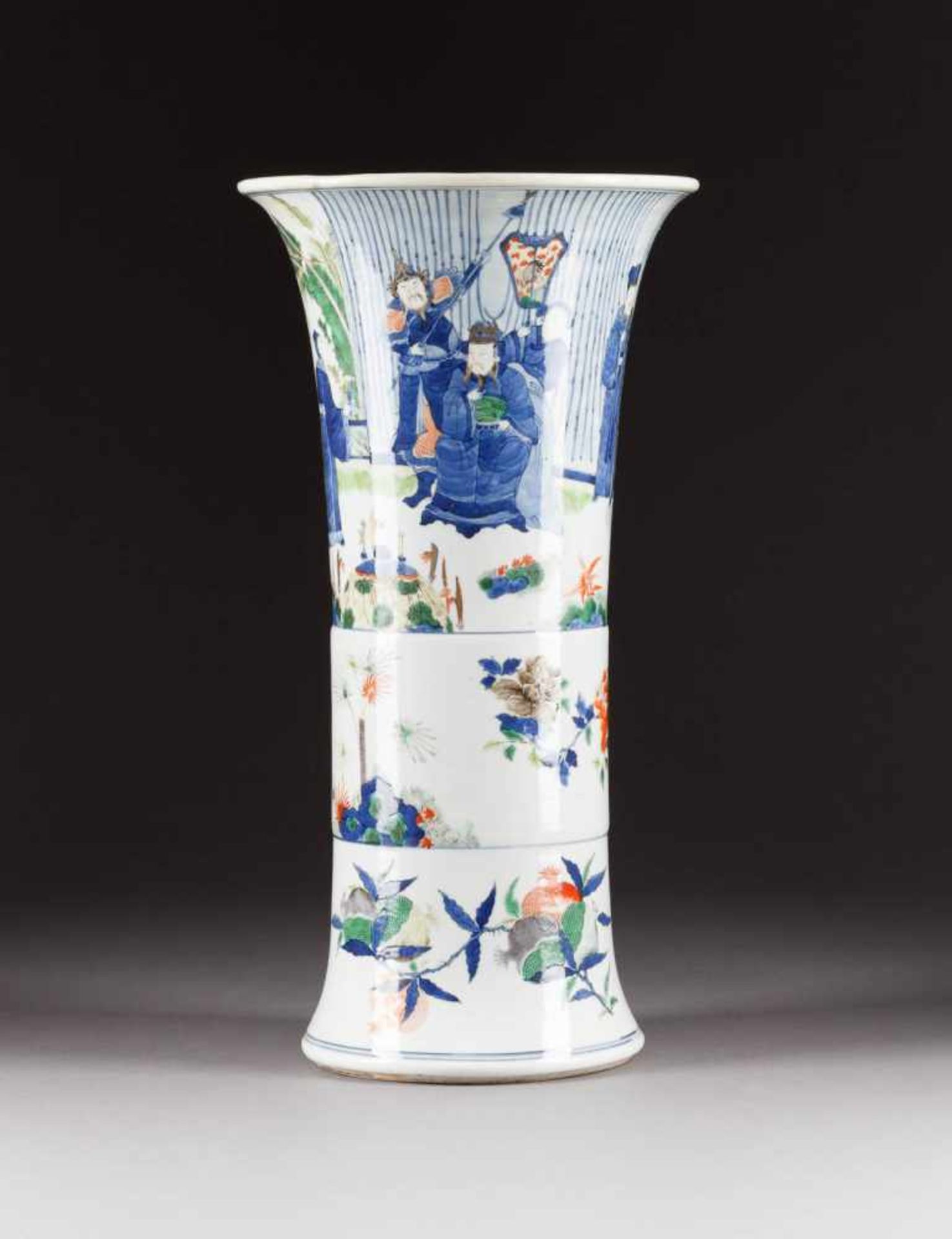 'GU'-FÖRMIGE 'WUCAI'-VASE MIT FIGURALEM UND FLORALEM DEKOR China, 18./19. Jh. Porzellan,