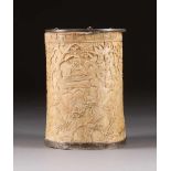 PINSELBECHER MIT FIGÜRLICHER SZENE China, Ming-Dynastie Elfenbein, geschnitzt, Silbermontierung.