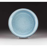 BLAUE PLATTE MIT FISCHDEKOR China, 20. Jh. Porzellan. D. ca. 32 cm. Im Boden gemarkt 'Taoyansuo