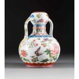 HENKELVASE MIT SCHMETTERLINGSDEKOR China, Qianlong-Stil Porzellan, polychrome Aufglasurbemalung.