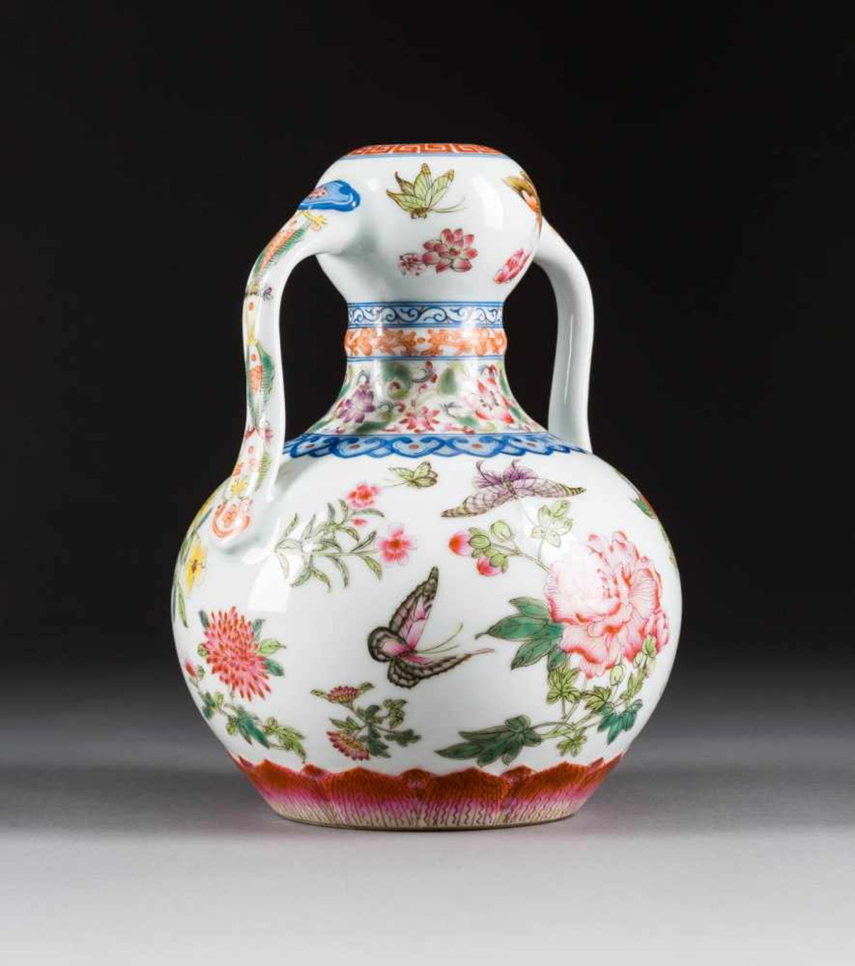HENKELVASE MIT SCHMETTERLINGSDEKOR China, Qianlong-Stil Porzellan, polychrome Aufglasurbemalung.