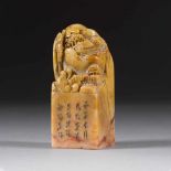 SIEGEL China, wohl 20. Jh. Shoushan-Stein, geschnitzt. H. 8,5 cm. Bez. 'Bonian yuo'. Siegel: 'Wo