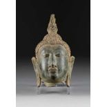 BUDDHA-KOPF Thailand, Stil der Ayutthaya-Periode Bronze. H. ca. 30 cm. Besch., rest.,