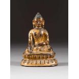 KLEINER BUDDHA SHAKYAMUNI Tibet, 17./18. Jh. Bronze, braun patiniert, vergoldet. H. 10,6 cm. Part.