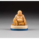 LUOHAN-DARSTELLUNG China, späte Qing-Dynastie Shoushan-Stein, geschnitzt, Holz. H. 6 cm (Figur), 1,6